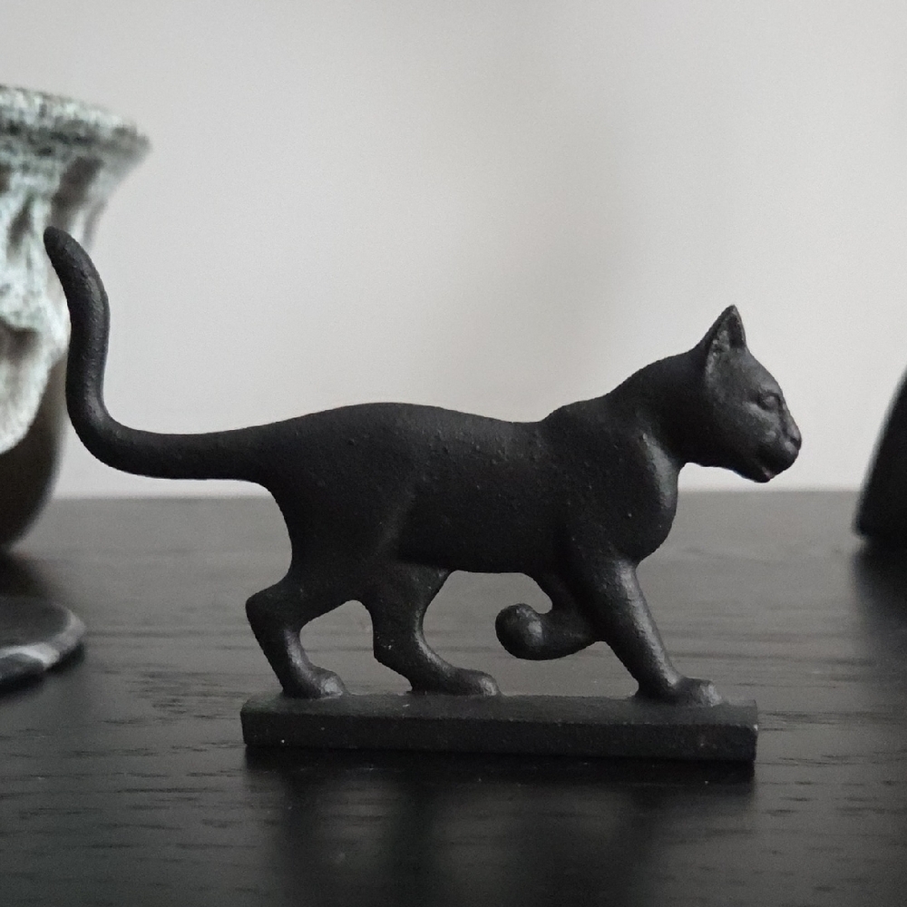 The Franklin Mint Curio Cabinet Cat “Bootscrapper” (1986) – Cast Iron Figurine